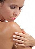 How to keep the perfume scent longer when applied